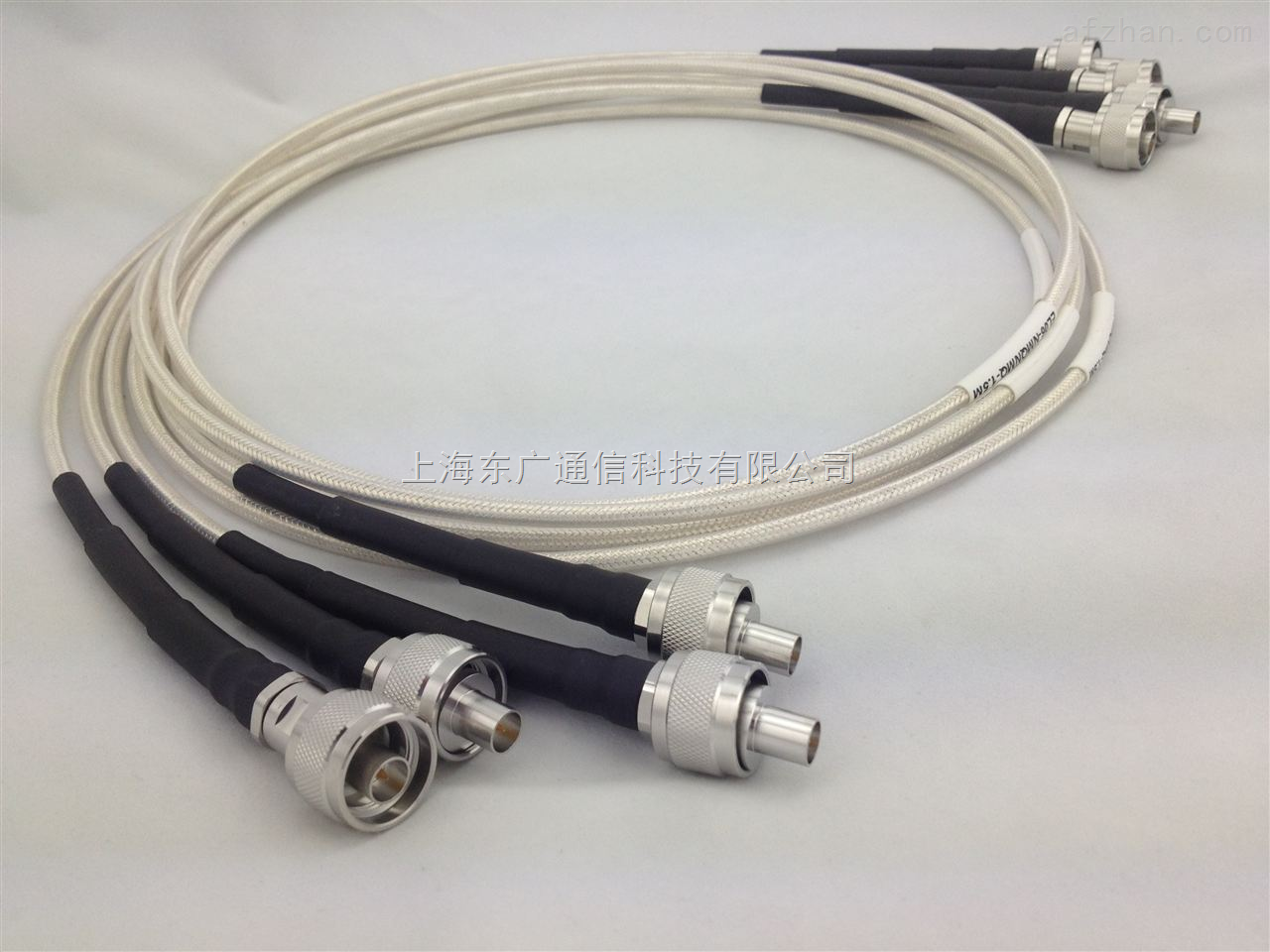 测试电缆有转好稳定的电缆设计结构以及使用了较好性能连接器,使之能较长时间而且稳定快速的插拔测试。特别适合在生产及现场环境中使用,同时这款测试电缆在系统互连上应用也非常的有竞争力。 特点Features/Benefits: • 镀银铜材料频率从DC-6Ghz • 性能稳定 • 屏蔽性能好 • 耐用节省时间 • 耐磨连接器插拔次数更多 • 可室外直接使用 • 超高性价比 • 多种转接器选择 • 三级护套保护